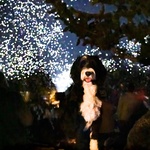 Jak? Nad něčím takovým bádají v rotterdamském Studio Roosegaarde už docela dlouho. A v praxi také už léta názorně ukazují, že to jinak jde. Svým projektem, zvaným SPARK, demonstrují udržitelnou formu světelné show. Foto: Daan Roosegaarde