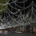 Světla v noční ulici vykouzlila iluzi noční oblohy a padajících sněhových vloček. Foto: ImagenSubliminal/Miguel de Guzmán + Rocío Romero