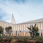 V případě „plného“ nasycení kapacity vnitřních prostor se dovnitř tohoto kostela může vejít i 500 lidí. To přesahuje rámec zdejší farnosti, ale odpovídá kapacitě během významných a svátečních událostí. Foto: Reiulf Ramstad Arkitekter, Hundven Clements Photography