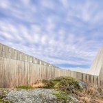 Dřevo je klíčovým materiálem projektu, vyjádřeným homogenním obložením z před-zvětralého borovicového jádrového dřeva. Tento materiál působí v kontextu krajiny nanejvýš autenticky. Foto: Reiulf Ramstad Arkitekter, Hundven Clements Photography