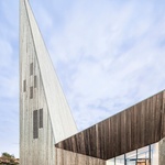 V noci teplá záře interiéru odhaluje aktivity náboženských akcí. Kostel tak, věrný své prapůvodní funkci, slouží jako maják lidem v nehostinné krajině. Foto: Reiulf Ramstad Arkitekter, Hundven Clements Photography