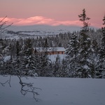 Hnízdo vyrobené ze dřeva. Krásná chata je postavena tak, aby odolávala závějím. Foto: Ruben Ratkusic