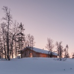 Hnízdo vyrobené ze dřeva. Krásná chata je postavena tak, aby odolávala závějím. Foto: Ruben Ratkusic