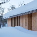 Hnízdo vyrobené ze dřeva. Krásná chata je postavena tak, aby odolávala závějím. Foto: Ruben Ratkusic