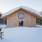 Hnízdo vyrobené ze dřeva. Krásná chata je postavena tak, aby odolávala závějím. Foto: Ruben Ratkusic