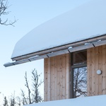 Hnízdo vyrobené ze dřeva. Krásná chata je postavena tak, aby odolávala závějím. Foto: Ruben Ratkusic