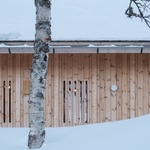 Hnízdo vyrobené ze dřeva. Krásná chata je postavena tak, aby odolávala závějím. Foto: Ruben Ratkusic