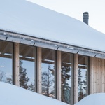 Hnízdo vyrobené ze dřeva. Krásná chata je postavena tak, aby odolávala závějím. Foto: Ruben Ratkusic