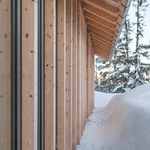 Hnízdo vyrobené ze dřeva. Krásná chata je postavena tak, aby odolávala závějím. Foto: Ruben Ratkusic