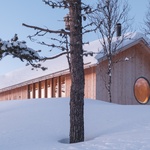 Hnízdo vyrobené ze dřeva. Krásná chata je postavena tak, aby odolávala závějím. Foto: Ruben Ratkusic