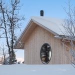 Hnízdo vyrobené ze dřeva. Krásná chata je postavena tak, aby odolávala závějím. Foto: Ruben Ratkusic