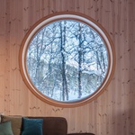 Hnízdo vyrobené ze dřeva. Krásná chata je postavena tak, aby odolávala závějím. Foto: Ruben Ratkusic