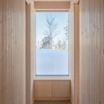 Hnízdo vyrobené ze dřeva. Krásná chata je postavena tak, aby odolávala závějím. Foto: Ruben Ratkusic