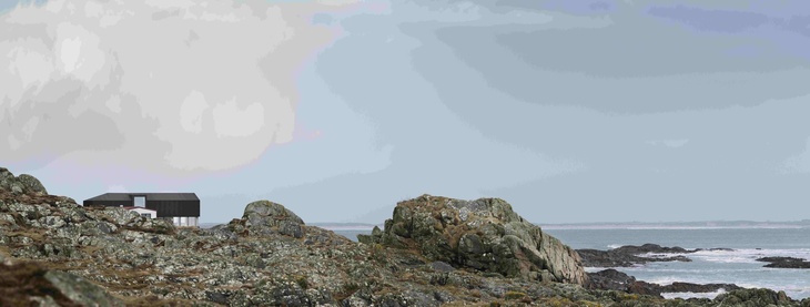 Mannal House je formálně novostavba, rostoucí ovšem ze starých základ. Umístěná je vysoko nad mořem, na jihovýchodním cípu ostrova, odkud se otevírá výhled na pevninu a nedaleký ostrov Mull. Foto: Gilbert McCarragher