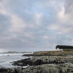 Mannal House je nový rodinný dům se čtyřmi ložnicemi na ostrově Tiree na západním pobřeží Skotska. Navazuje na předchozí projekt Domu č. 7, který na ostrově architekti z Denizen Works realizovali dříve. Foto: Gilbert McCarragher Mannal House je nový rodinný dům se čtyřmi ložnicemi na ostrově Tiree na západním pobřeží Skotska. Navazuje na předchozí projekt Domu č. 7, který na ostrově architekti z Denizen Works realizovali dříve. Foto: Gilbert McCarragher