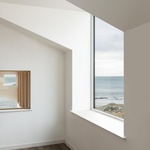 Přilehlý objem, orientovaný kolmo na hlavní křídlo, obsahuje tři další ložnice a dvě koupelny, pochopitelně opět s výhledy na moře. Foto: Gilbert McCarragher Přilehlý objem, orientovaný kolmo na hlavní křídlo, obsahuje tři další ložnice a dvě koupelny, pochopitelně opět s výhledy na moře. Foto: Gilbert McCarragher