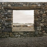 Křídlo ložnic je pokryto hrubou bílou omítkou a zakončeno pozinkovanou vlnitou plechovou střechou, která evokuje tradiční hospodářské budovy. Foto: Gilbert McCarragher Křídlo ložnic je pokryto hrubou bílou omítkou a zakončeno pozinkovanou vlnitou plechovou střechou, která evokuje tradiční hospodářské budovy. Foto: Gilbert McCarragher