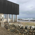 Pozemek se nachází v bývalém hospodářském dvoře usedlosti Mannal, které předchozí majitel prodal jako dvě samostatné parcely. Místo je rozloženo mezi různými zemědělskými stavbami, ruinami a stodolou. Foto: Gilbert McCarragher Pozemek se nachází v bývalém hospodářském dvoře usedlosti Mannal, které předchozí majitel prodal jako dvě samostatné parcely. Místo je rozloženo mezi různými zemědělskými stavbami, ruinami a stodolou. Foto: Gilbert McCarragher