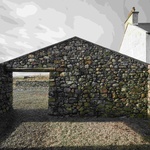 V podstatě jde o dům se dvěma štíty. Při příchodu vstupujete skrze kamenný štít do dvorní zahrady, odkud se vám naskytne rámovaný výhled na Hynish, a osadu kolem místního majáku. Foto: Gilbert McCarragher V podstatě jde o dům se dvěma štíty. Při příchodu vstupujete skrze kamenný štít do dvorní zahrady, odkud se vám naskytne rámovaný výhled na Hynish, a osadu kolem místního majáku. Foto: Gilbert McCarragher