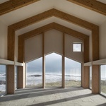 Výsledný prostor obsahuje obývací pokoj s dvojnásobnou výškou, obklopený masivním dřevěným rámem, mezi jehož sloupy jsou vložena okna. Foto: Gilbert McCarragher Výsledný prostor obsahuje obývací pokoj s dvojnásobnou výškou, obklopený masivním dřevěným rámem, mezi jehož sloupy jsou vložena okna. Foto: Gilbert McCarragher