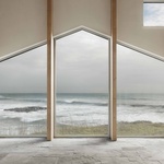 Interiér obsahuje rozsáhlé skleněné plochy. Díky nim je obývací pokoj ponořen do scenérie a výhledů na moře, což podle architektů vytváří „pocit, jako byste stáli na přídi trajektu“. Foto: Gilbert McCarragher Interiér obsahuje rozsáhlé skleněné plochy. Díky nim je obývací pokoj ponořen do scenérie a výhledů na moře, což podle architektů vytváří „pocit, jako byste stáli na přídi trajektu“. Foto: Gilbert McCarragher