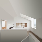 Hlavní objem domu rovněž zahrnuje kuchyň a jídelnu, útulný kout a servisní zónu s komorou, úložnými prostory a schodištěm. V prvním patře se nachází hlavní ložnicové apartmá s pracovnou. Foto: Gilbert McCarragher Hlavní objem domu rovněž zahrnuje kuchyň a jídelnu, útulný kout a servisní zónu s komorou, úložnými prostory a schodištěm. V prvním patře se nachází hlavní ložnicové apartmá s pracovnou. Foto: Gilbert McCarragher