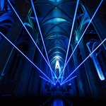 Ta zmíněná aplikace také propojuje diváky s dějem. Poskytuje komentář, výklad. Návštěvníky naváže na klíčové momenty, vysvětlí a poodhalí mnohé i o samotné katedrále. Foto: AURA Grace Cathedral, Moment Factory.