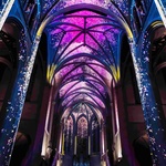 Je to způsob, jak skutečně nedestruktivně oživit nevšední prostor a přiblížit ho, moderními cestami, jeho původnímu významu. Vánoční scénická show slibuje mnohá překvapení. Foto: AURA Grace Cathedral, Moment Factory.