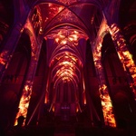 Diváci sami se mohou, skrze aplikace chytrých telefonů, podílet na &bdquo;vývoji&ldquo; některých scén. Interaktivnost je jedním z netradičních pokročilých rysů této mimořádné multimediální show. Foto: AURA Grace Cathedral, Moment Factory.