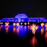 Návštěvníci budou moci poprvé přejít přes rybník Palmového domu přes most, který nabídne rozhled i odlesky světel od vodní hladiny. Foto: Jeff Eden Návštěvníci budou moci poprvé přejít přes rybník Palmového domu přes most, který nabídne rozhled i odlesky světel od vodní hladiny. Foto: Jeff Eden