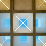 Průhled do stropu se světlíky. Foto: Ondřej Tylčer