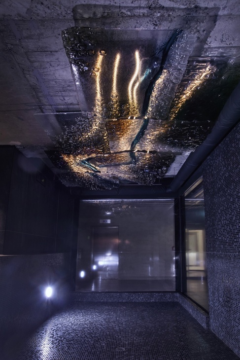 Pohled přes sklo – nenapuštěný bazén. Foto: Bet Orten