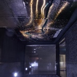 Pohled přes sklo – nenapuštěný bazén. Foto: Bet Orten