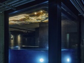 MEANDR je monumentální reliéf z lehaného skla MEANDR je monumentální reliéf z lehaného skla