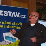 Švýcarský architekt Werner Schmidt má se slaměnými stavbami bohaté zkušenosti