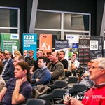 Účastníci sledují program konference Kroky k udržitelnému stavebnictví. Zdroj: redakce