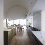 Velké otvory rámují výhledy na údolí Glencullen a okolní krajinu, zatímco orientace sever-jih zajišťuje vyvážené denní světlo po celý den. Foto: Aisling McCoy Photographer