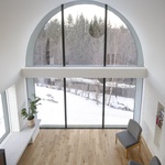 Obytné prostory v prvním patře maximálně využívají klenutý strop a ložnice pod ním, kde je budova částečně zapuštěna do kopce. Foto: Aisling McCoy Photographer