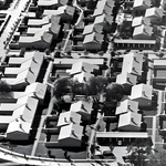 Dům pod topoly ukazuje slovinský model bydlení, které mohlo konkurovat panelákům. Zdroj: OFIS