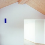 Interiér stávající hlavní budovy se vyznačuje vodorovným dřevěným jádrem, které podpírá krokve a prořezává kamenný štít. Foto: Marcello Mariana fotografia