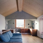 Nová střešní krytina a dřevěný konstrukční systém určují &bdquo;novou stěnu&ldquo;, která je navrstvena na původní stěnu. Na jihu je fasáda vybourána a objem je rozšířen v návaznosti na geometrii původní budovy. Foto: Marcello Mariana fotografia