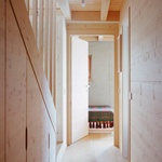 Projekt se skládá ze dvou částí. V přízemí je spací část skládající se z pokoje, obslužné koupelny a víceúčelového pokoje směřujícího na jih. Foto: Marcello Mariana fotografia