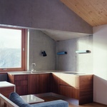 Obytná část, stejně jako pokoj v přízemí, je ozvláštněna velkým oknem umístěným na západ. Východní strana, přivrácená k &bdquo;ulici&ldquo; – tedy k ostatním domům v sousedství – je prakticky uzavřená, němá. Foto: Marcello Mariana fotografia