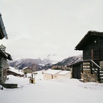 Otázky k řešení se týkaly především povahy užitého materiálu v původní stavbě, návaznosti nových rozšíření a samozřejmě i toho, jak sladit záměr rekonstrukce s architektonickým stylem okolní zástavby. Úprava venkovského stavení na sezónní obydlí neměla narušit krajinný ráz, autentičnost místa. Foto: Marcello Mariana fotografia