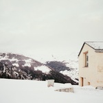 Architekt Scaramellini k tomu přistoupil s jistou tvůrčí upřímností. Změny a zásahy jsou tedy navenek patrné, přiznané. Transformace tedy vizuálně zasahuje do svého okolí. Ale pozor, i přes (nepatrný) růst se tu neměnila měřítka nebo neproměňoval užitý styl. Foto: Marcello Mariana fotografia