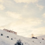 Tímto způsobem odlišná povaha omítky přidaných těles určuje srovnání mezi novým a starým. Vzniká tak proces formování staro-nového projektu. S přidanou hodnotou. Protože formální odstup u okenního otvoru je funkčně zajímavým rysem. Foto: Marcello Mariana fotografia