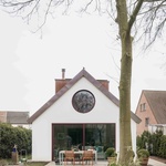 Zahrádka je spíše dvorem s terasou. Ale příjemným místem k posezení na čerstvém vzduchu, když počasí dovolí. Zkrátka tu nechybí nic k plnohodnotnému a důstojnému životu ve stáří. Foto: Stijn Bollaert