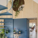 Prostředí domu je harmonické. A k tomu patří i zeleň. Oba důchodci už nezastanou práci na zahradě, ale o domácí pokojové rostliny se moc rádi starají. A nějaký zájem, hobby, je zapotřebí i k stáří. Foto: Stijn Bollaert