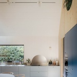 Povšimněte si souvislých linií. Přízemím domu projdete z jednoho konce na druhý, a pořád se máte o co opřít. Navíc je vše v dosahu ruky, nic neleží ve výškách, obslužné prostory jsou všude. Foto: Stijn Bollaert