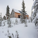 Dům na kopci svými výhledy korunuje pohádkové zimní království Finska. Foto: Marc Goodwin